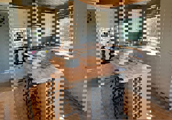 Modern country kitchen with island including breakfast bas