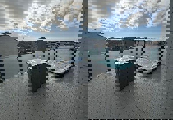 Lochwood deck and hot tub