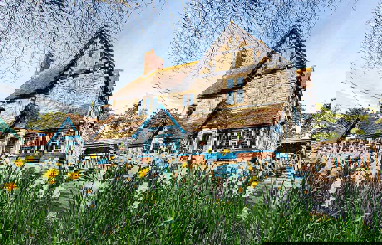 A quaint cottage-style pub among woodland and flowers